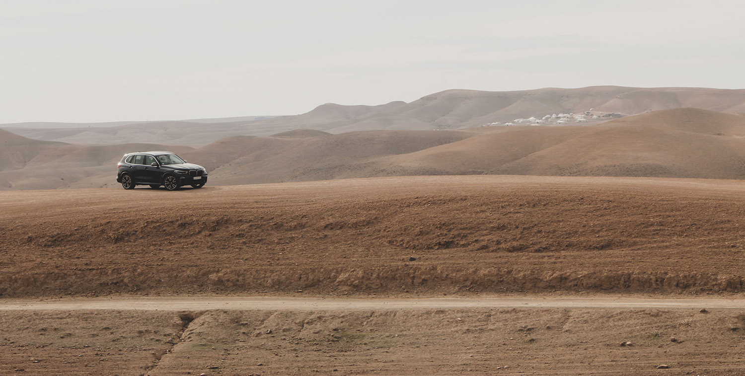 Le BMW X5M dans le désert d'Agafay par Matthieu Coin