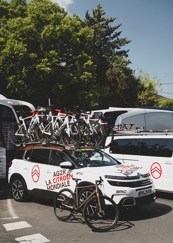 C5 Aircross et vélos BMC de l'équipe AG2R-Citroen