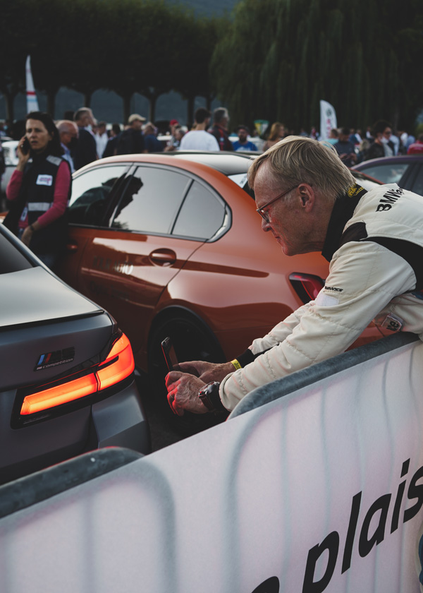 Ari Vatanen prend une photo d'une BMW M5 Compétition
