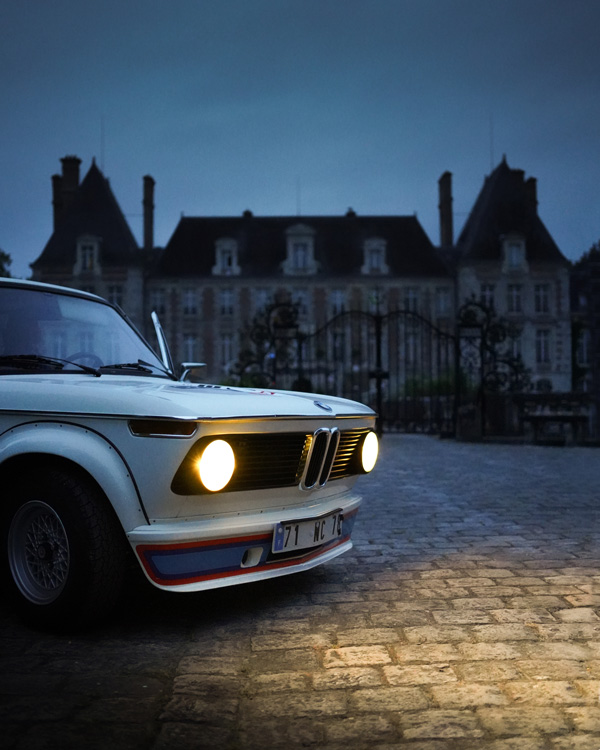 BMW France BMW 2002 Turbo et un chateau