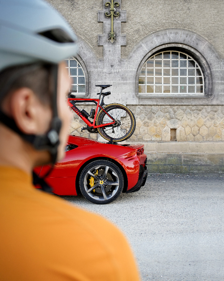 Ferrari SF90 et vélo BMC