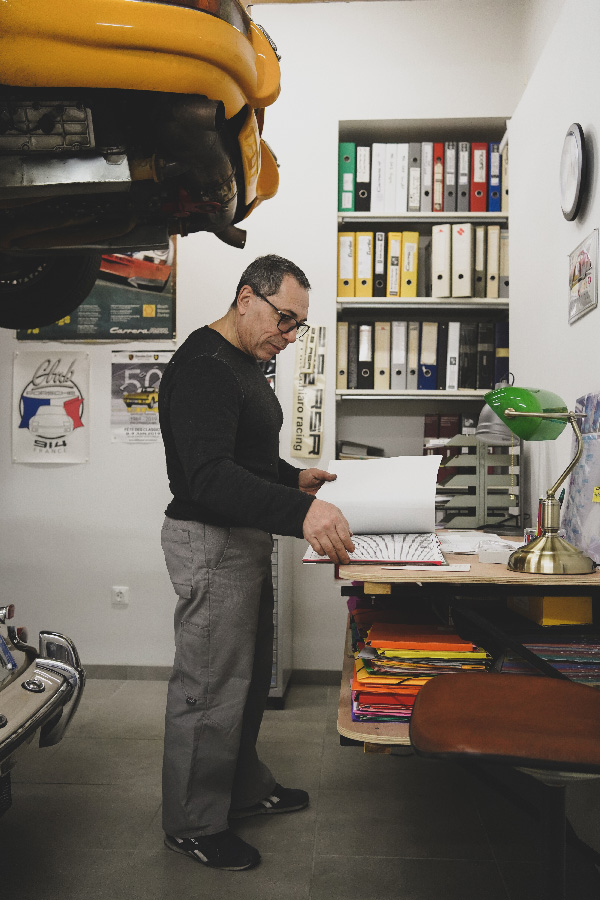 François Finocchiaro dans son atelier dédié aux Porsche anciennes