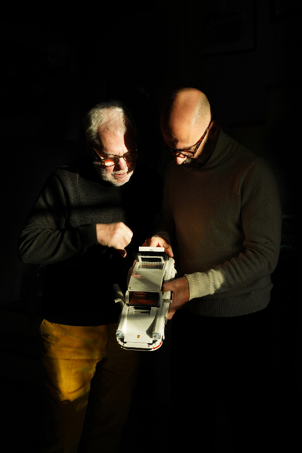 Guillaume et Jean-Claude Cadot discutent de la Porsche 911 en Lego