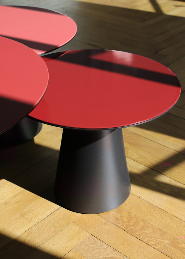 Tables basses en métal rouge