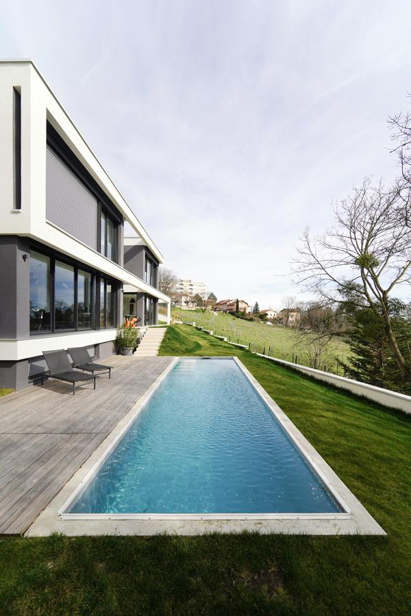 Photographie d'une piscine devant une villa contemporaine, à Caluire