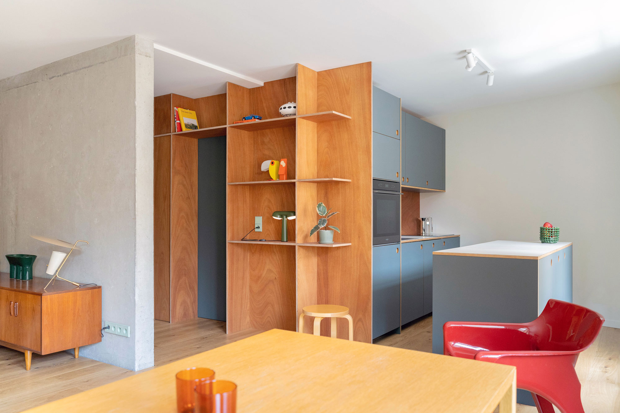 matthieu-coin-x-jeanne-patoz-appartement-lyon-(3-2) Vue globale de l'appartement moderniste en location pour des shooting à Lyon