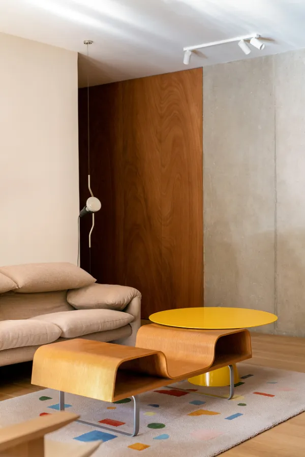 Vélos accrochés dans le salon d'un appartement en bois et béton